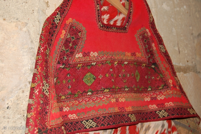 Beautiful Old 19th Century Karakalpak chawdor in great condition, back side is with red velvet, very fine embroidery.               