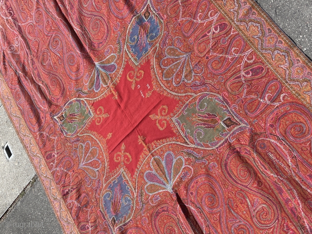 Very Indian shawl, beautiful colors, 19th century handmade, very rare center                      