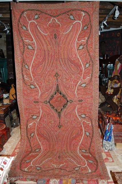 EXceptional Indian Hand Embroidered pieced shawl, Beautiful colour, very fnie embroidery, the center has been changed, Its a long shawl, more than 3 meteres.

Few small repares and some very small mooth holes.

Great  ...