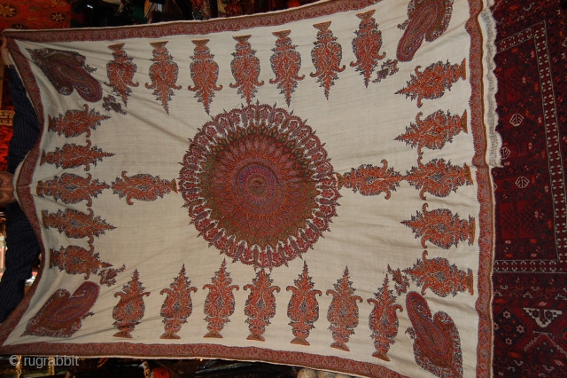 Very Rare and beautiful White Kirman textile, in great condition, Kirman come very often in red but white is very difficult to find, the size is 170/230 cm, lovely colours and very  ...