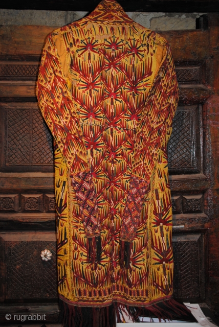 Beautiful 19th CENTURY Yellow Chirpy Chyrpy, Vry fine embroidery,The pic has aged The condition isngreat, its a complete Piece but in some areas the yllow based is used... PLease check the pictures.

Very  ...