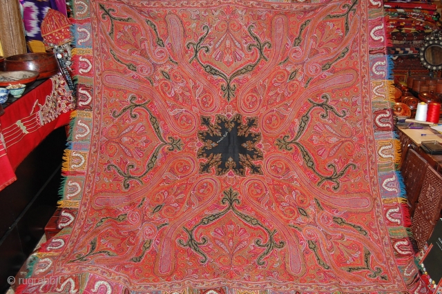 SPECTACULAR INDIAN KASHMIR SHAWL, Great Condition, very fine piece, beautiful colours, size is 180/180 cm, singed in the center.              