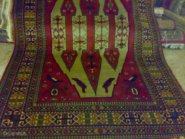 20th cen.rug with double-ended arrows in a central medallion                        