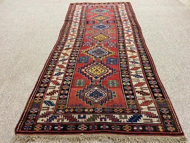 Antique Kazak rug in good overall condition.
Size 280x125 cm                        