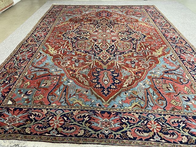 Antique Heriz Rug 400x295 cm circa 1920's.Beautiful colors,in a good condition!                      