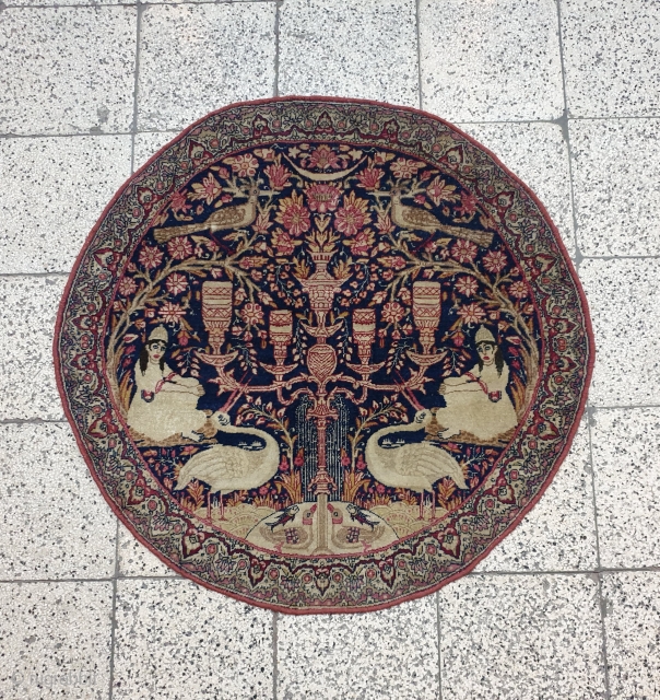 Extraordinary round rug from kerman 
Dimension : 90 * 87 cm , excellent condition
Aged over 100 years old               