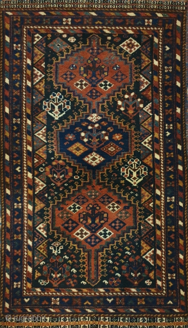 Stunning Khamseh rug 

A rare size small rug from Khamseh confederation , early 20th century 
118 * 65 cm 

             