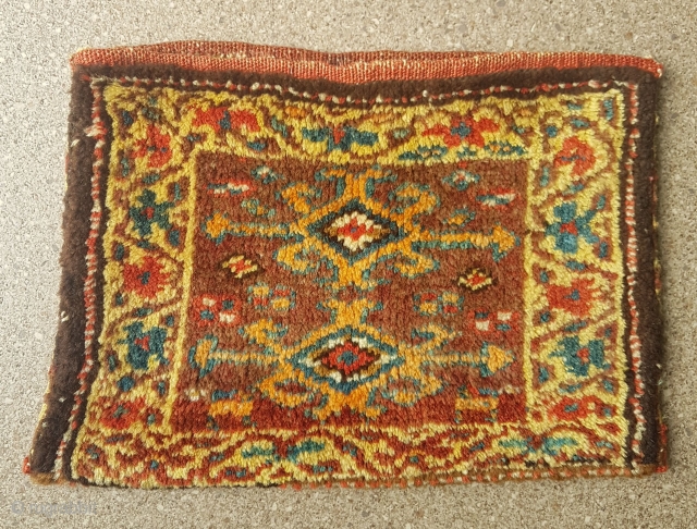 Charming small Kurdish bag (or big chanteh), complete with original striped back, measuring 40 cm x 30 cm and in mint condition. I guess from around 1900-1920. Lovely autumnal colours with a  ...