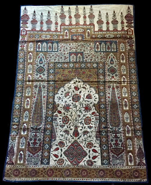 Persian qalamkar chintz from second half of 19th century in good condition with original glaze.
Size : 85x125cm

                