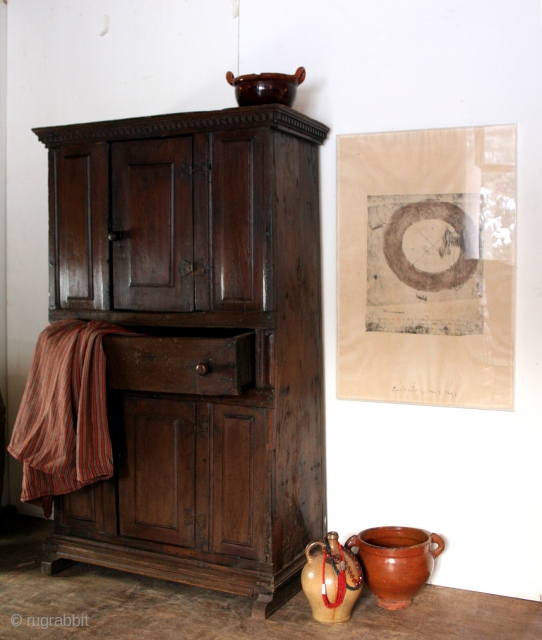 Early 1600's, Dutch cabinet, oak. 
High 173 Cm. 
Wide 103 Cm
Deep 46 Cm. 

Minor restaurations. 
                 