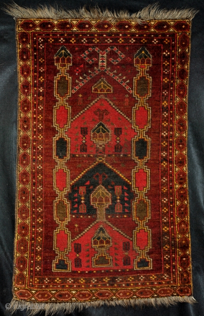 Beshir prayer rug.  
Rare multiple mihrabs. 

110 x 62 Cm.                      