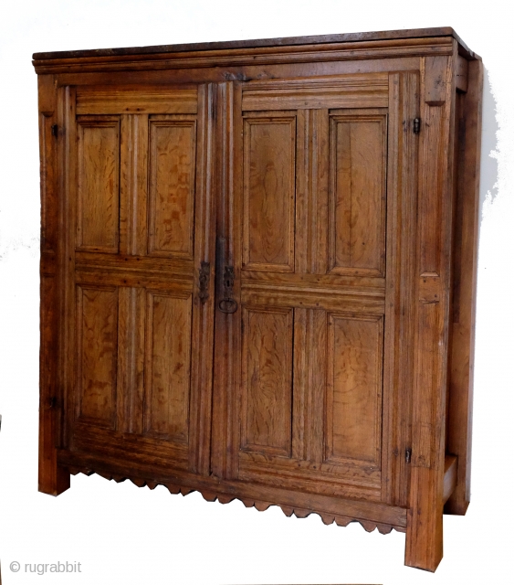 filing cabinet, 16th century. 

the original interior has largely been removed.
Beautiful blond quarter sawn oak.
No locks.

the supports are on the outside. This is a Dutch piece of furniture, but you sometimes see  ...