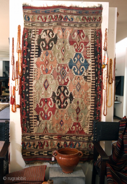 Rare Anatolian Kilim.
Between Sivrihisar and Kütahya. S-W of Ankara.  
Elibelinde figures.
The old Goddess. 
Dating back for several thousands years. 
Pre Christian. 
These figures with the notched 'wings' at the sides is  ...