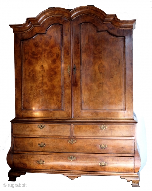 Dutch cabinet, 18th century. Beautiful burr walnut on oak.
Two doors above, the lower cabinet four  drawers. beautiful interior.
The cabinet can be disassembled for transport.
high 225 Cm wide 165 deep 58 cm.  ...