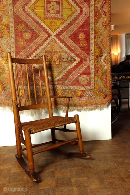     
Lovely Shaker Children's Rocking Chair. 
Pine, around 1900 - 1920. 
It is a rocking chair. 
Hight of the seat: 35 Cm.-wide 48 Cm. 
Hight overall 95 Cm.

Bought it  ...