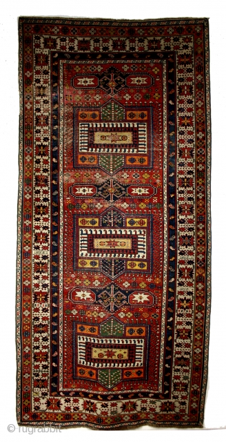 Baku, Adzerbeidzjan, ceab border, crispy details, natural colors, 
fine knotted. 290 x 140 Cm's.                   