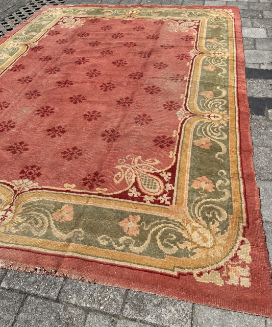 Art Nouveau carpet, ca. 1900, 388 x 282 cm.
Low pile, with areas of wear. Info at robvanwieringen@telfort.nl € 700,-