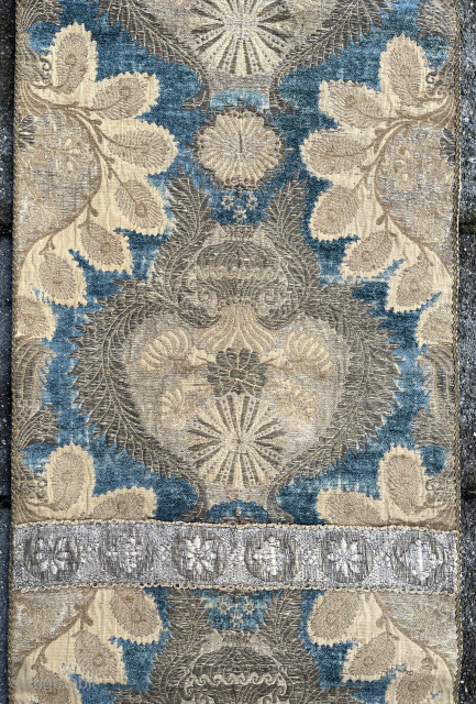 Antique voided silk velvet panel with gold and silver thread on a cotton ground, 131 x 50 cm.
Ottoman/Italian? 17th/18th c.? Original sides, with its original trimming.
Not sure if the two attached straps  ...