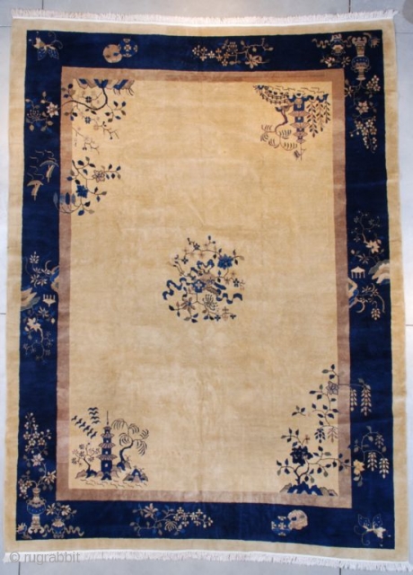 #7660 Art Deco Chinese Oriental Rug
This circa 1925 Art Deco Chinese Oriental Rug measures 10’5” X 13’7” (320 x 417 cm). It has an ivory field with a small floral center medallion.  ...