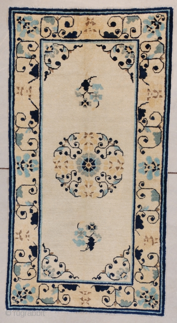 #7620 Peking Chinese rug

This circa 1890 Peking Chinese rug measures 2’9’ X 5’2” (90 x 158 cm). It has a floral medallion in a wreath shape flanked by two sprigs of flowers.  ...