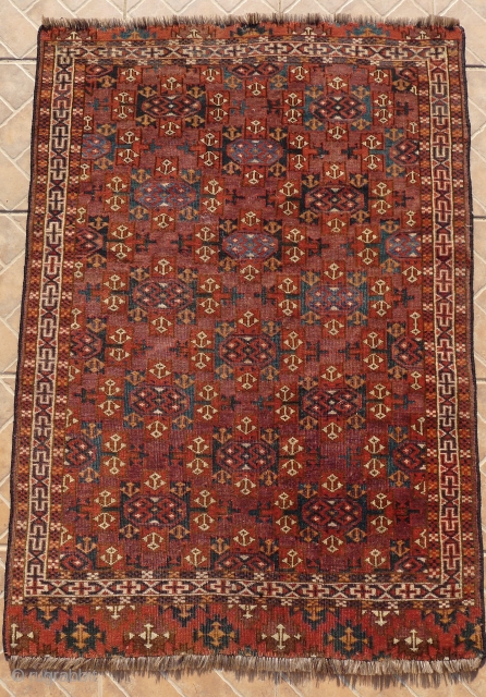 Yomut (wedding?) rug , 90 x 130 cm. with Kepse Gol design. 19 th. Century. Nice old bottle green and mid-blue colours. In good condition, slightly reduced at both ends.
420 USD Incl.  ...