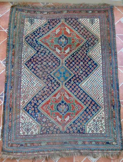 An ivory-ground Quashqai rug with secundary indigo blue field with two large red diamonds, linked by a smaller blue one. 180 x 130 cm. second half of 19 th. century. Very pliable,  ...