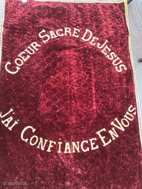 French Religious Banner

Red silk velvet with looped hang tabs. 
Gold leaf painted letters in French language: Coeur de Sacre De Jesus/J’ai Confiance en Vous
(Sacred Heart of Jesus/ I have faith in you).  ...