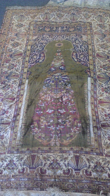 Silk Rug in good condition. Size: 77'' x 49 ''                       