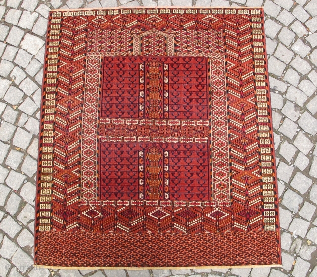 Antique Turkoman Tekke Engsi very nice colours all original no repair
Size: 1,42 x 1,30 cm Circa: 1900
                