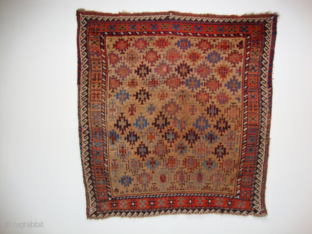 A Baluch-Bahluli rug, Symmetric knotted, Circa 1850? All natural colours, Condition (see photo's),
Size: 125 x 125 cm.                