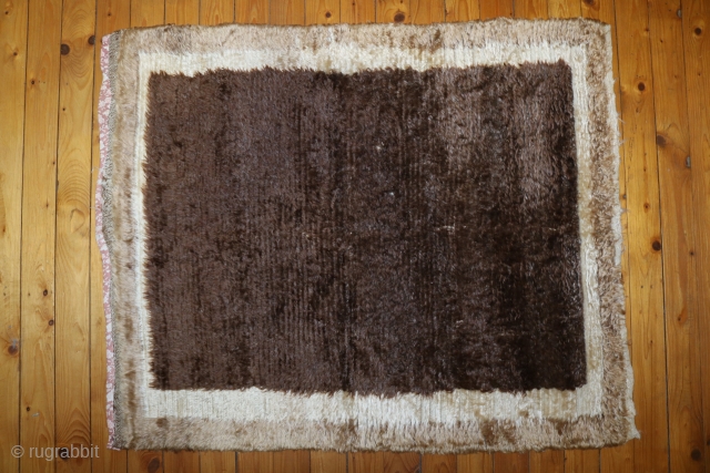 a very beautiful Tülü carpet around 1900, probably from Karapinar or Capadocia. The wool is undyed, completely natural. Size in cm 130x110cm Ein sehr schöner Tülü-Teppich um 1900, vermutlich aus Karapinar oder  ...