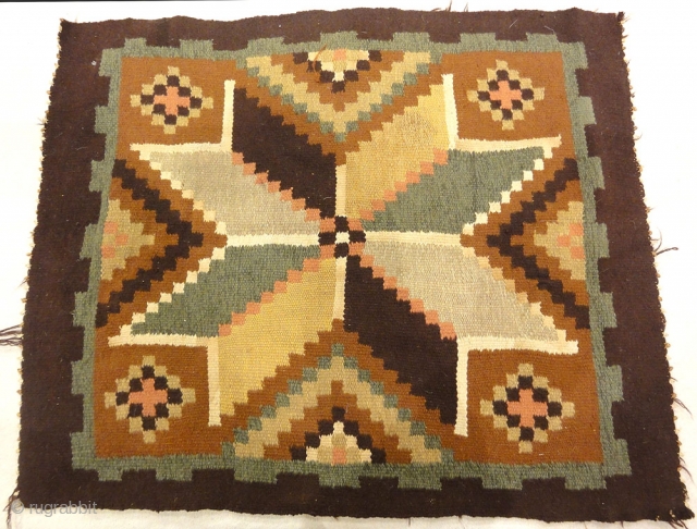 Antique Small Swedish Kelim Rug
1'6" x 1'8"                          