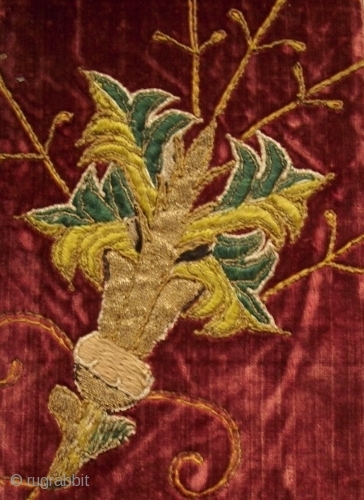 Samt-Fragment auf Holzbrett aufgezogen. Alter bestickter Samt, wohl Teil eines liturgischen Gewandes, Mantels oder Capes. Europäisch, wahrscheinlich England. Sehr dekorativer Ausschnitt. 15 x 26 cm        