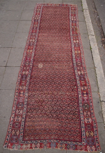 Hamadan, um 1870, kleine Nachknüpfungen und Beschädigungen, 107 x 377 cm


                      