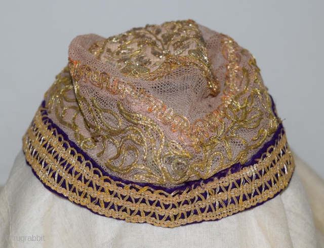 A topi or cap for ladies, made with silver threat work on net. Size: 24 cms.
About 1910s. Please ask for.             