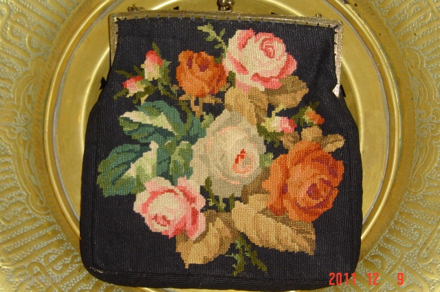 Antigue embroidered purse
17cmx16cm
pazyryk antigue
Amsterdam holland                            