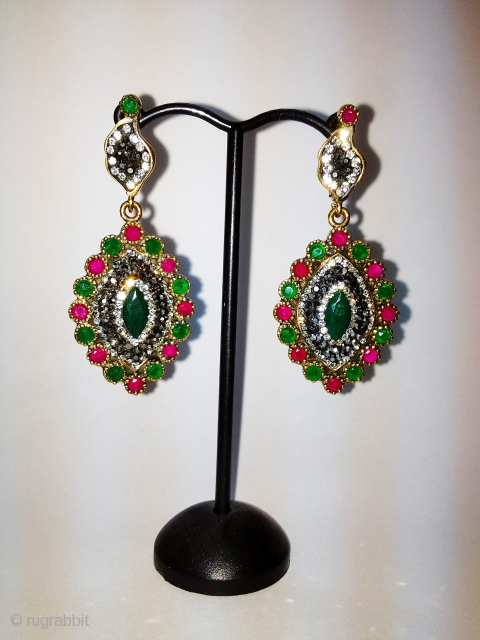 A pair of silver gold plated earrings ruby & emerald work central with transparent emerald and surround with ruby & emerald extremly beautiful work.


         