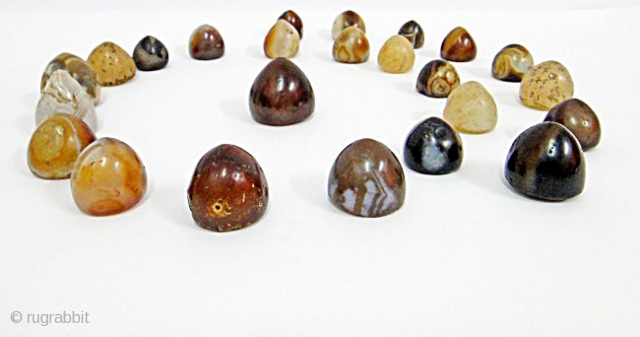 A SET OF ANCIENT AGATE GAMING CHESS PIECS                         