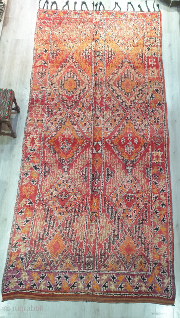 Stunning Moroccan berber rug from the Middle-Atlas mountains, Beni Mguild tribe..100% wool..430 × 200 cm..Mid XXth century..Very good condition..On your disposal for further details and images