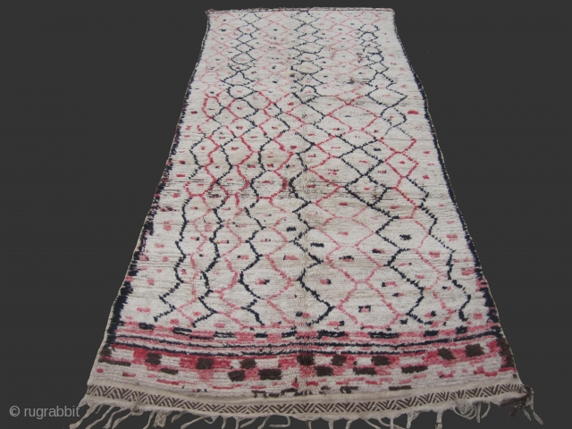 Morrocan Berber Rugs: Vintage berber rug Azilal - High-Atlas - Morroco - Wool/Cotton - 350 x 140cm 

ATLAS KILIM BERBERE
Gallery of berber rugs

www.atlaskilimberbere.com          