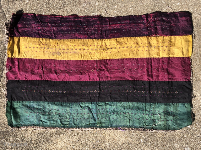 Zoroastrian textile shalwar fragment

five distinct, wide tiraz bands teal, indigo, magenta, saffron yellow, and purple original hand-printed & woven back from a 19th-century shalvar-i Zartoshti leg section.

Size: 34 cm x 53 cm  ...