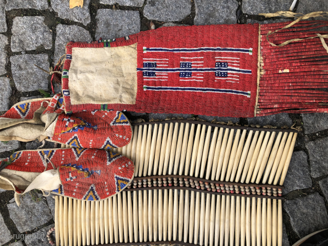 Sioux? Found all 3 items together from an old southern German collection. 
Indigene Kunst der Ureinwohner Nord Amerika Sioux Man’s Hide Bag.


1 .Der Tabakbeutel scheint aus einer Prärie-Indianerkultur zu stammen, möglicherweise von  ...