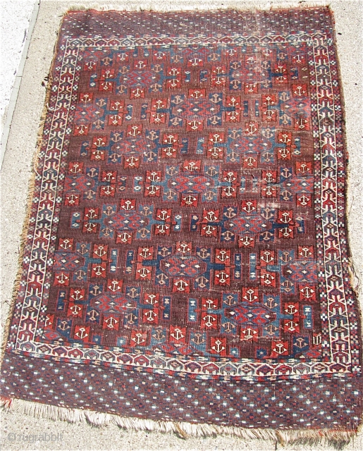 3' 9" x 5' 2" Yomud with a rarer Kepse Gul format for the smaller Turkmen "dowry" rugs.  Free Ship U.S.  3 day returns policy.  Sorry, no direct overseas  ...