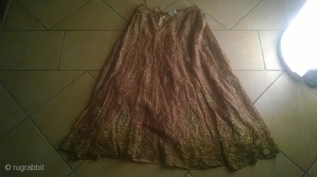 rare vintage silk-brokat skirt (length: about 130 cm) allover handemroidered with metalthreats. Very heavy and beautifull handwork in perfect condition.
age: about 50 Years Zardogi Work        