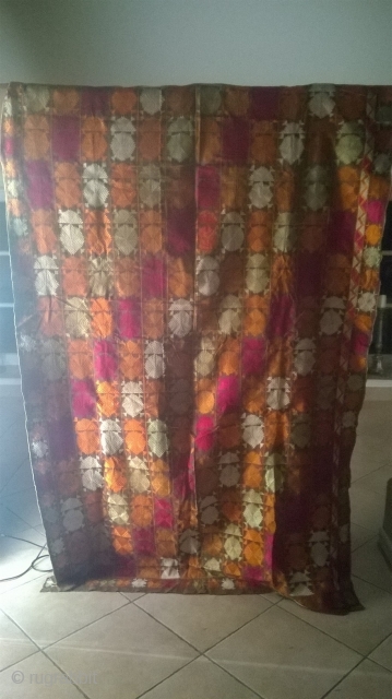 Vintage Phulkari from Punjab/ India

size: 236 * 136 cm

cotton with silk embroidery                     