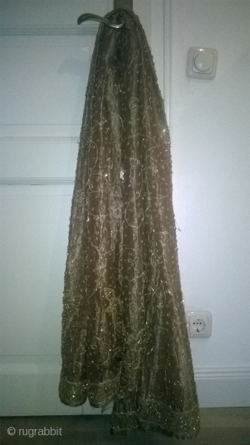 silk and metall Yarn heavy vintage stole with fine metal hand-embroidery.

India,1950`s

size: 80 * 205 cm                  