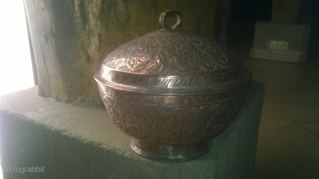 beautyfull handcrafted and used antique copperbowl with nice patina from Ladakh 19th/20th Century

height: 18 cm

width: 16,5 cm                