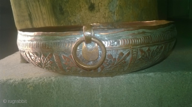 beautyfull handcrafted and used antique copperbowl with nice patina from Ladakh 19th/20th Century

height: 8 cm

width: 14,4 cm

length: 27 cm              