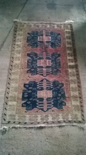 antique and beautyfullpersian rug ( 19th/20th century)
handknotted wool

106 * 187 cm                      