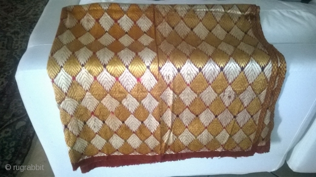 antique and rare indian/punjab bagh phulkari with allover silk embroidery made by handwork on handwoven cotton material.

size: 234 cm * 120 cm

age: end of 19th/ beginning of 20the century 

in perfect condition

  ...